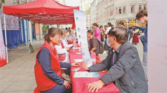 廈門律師“鳳凰花”公益法律服務銀輝志愿服務隊為群眾提供義務法律咨詢。