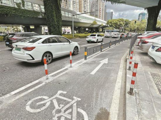 蓮坂轉(zhuǎn)盤外圍空間設置獨立的“逆時針信控單向非機動車道”，實現(xiàn)機非分流。廈門市大交通辦供圖
