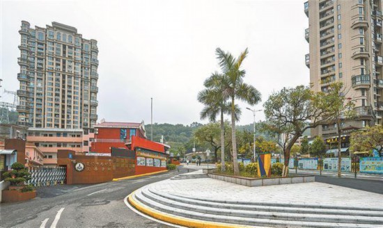 改造后：蓮岳學校門口新增口袋公園，家長接送孩子，可在此等候。林銘鴻攝