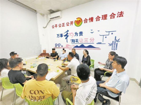 同安區(qū)著力打造“家門口的解憂站”。圖為同安區(qū)綜治中心調(diào)解現(xiàn)場。同安區(qū)委政法委供圖